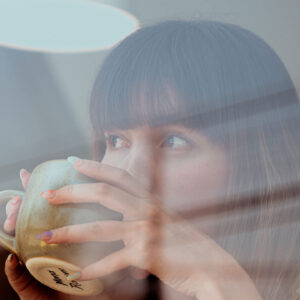 Auf sonrisa erfährst Du, wie sich mit einfachen Tricks wertvolle Zeit am Morgen einsparen lässt. Spoiler: Meist braucht es gar nicht so viele Veränderungen dazu.