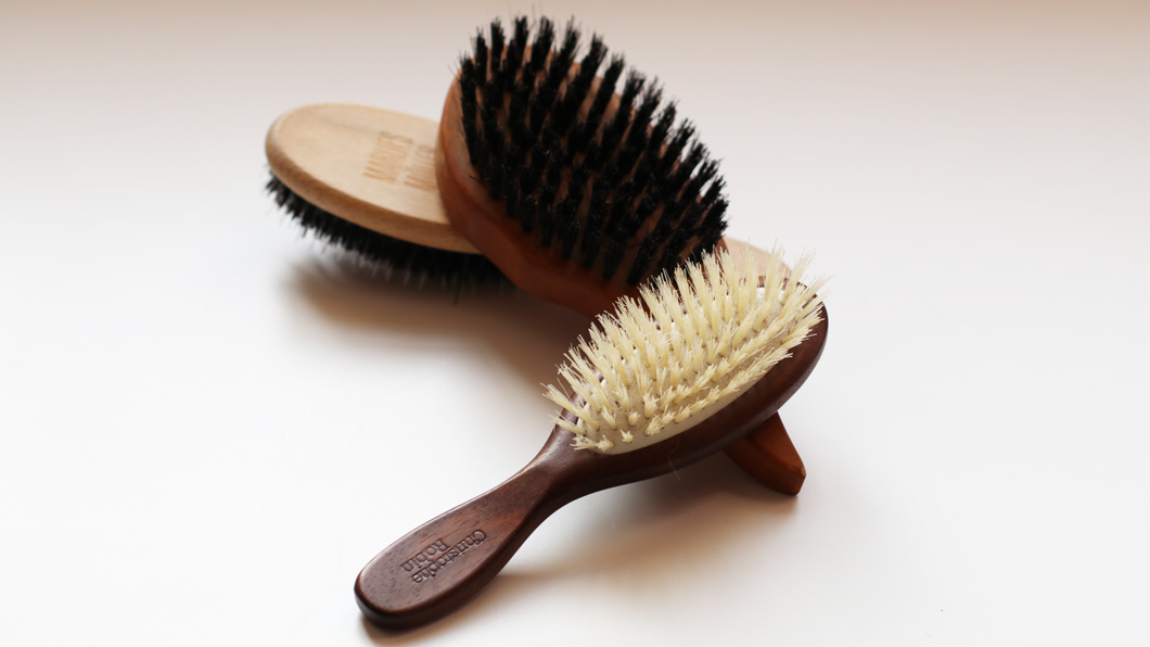 Simpel und effizient: Mit diesem Life-Hack bleibt die Haarbürste nachhaltig sauber