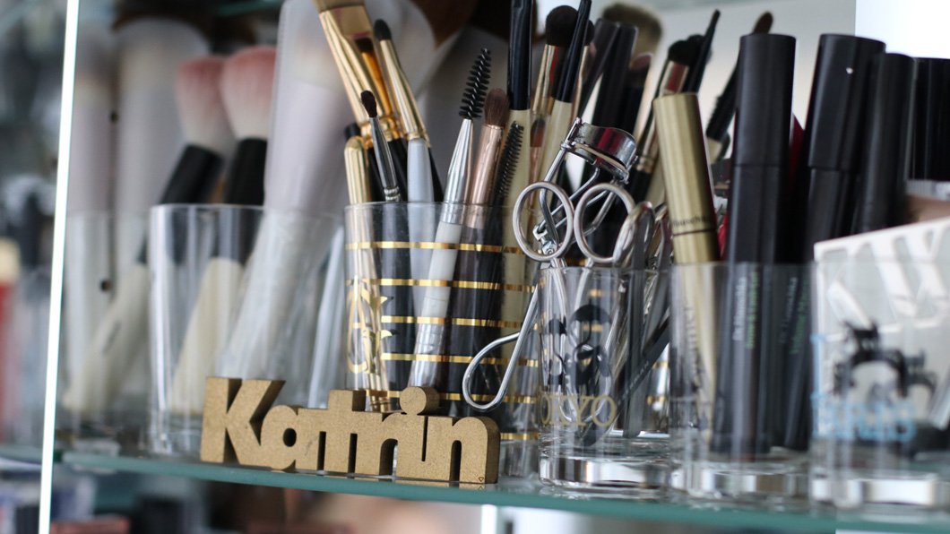 Spiegel(kästchen) an der Wand…