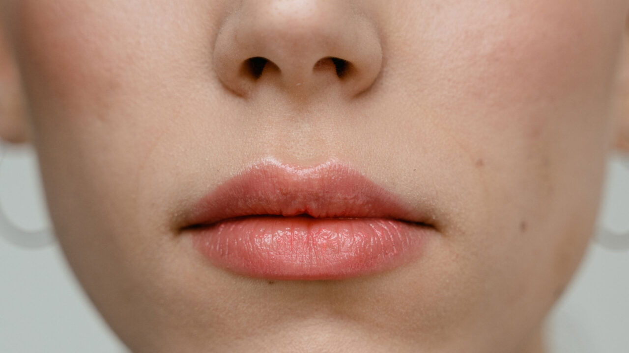 Gerade im Winter brauchen Lippen viel TLC um in Form zu bleiben. Die Tipps dazu gibt es auf sonrisa.