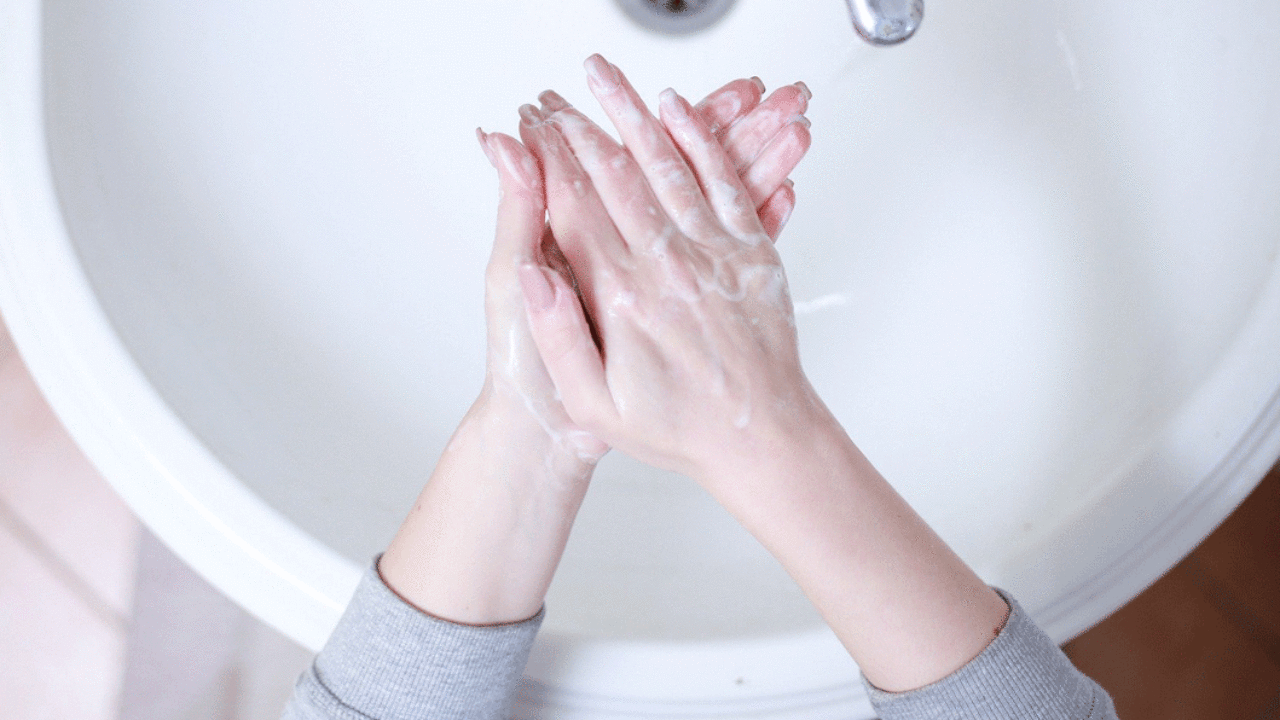 Gerade in Zeiten des Corona-Virus ist es ein Must: Hände waschen. Alles, was Du darüber wissen musst und die tollsten Seifen findest Du auf sonrisa.ch.