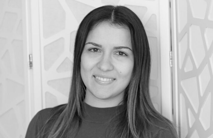 Die 26jährige Catja spricht in der Beauty-Serie Different Shades of Gray über ihre grauen Haare und was sie damit macht.