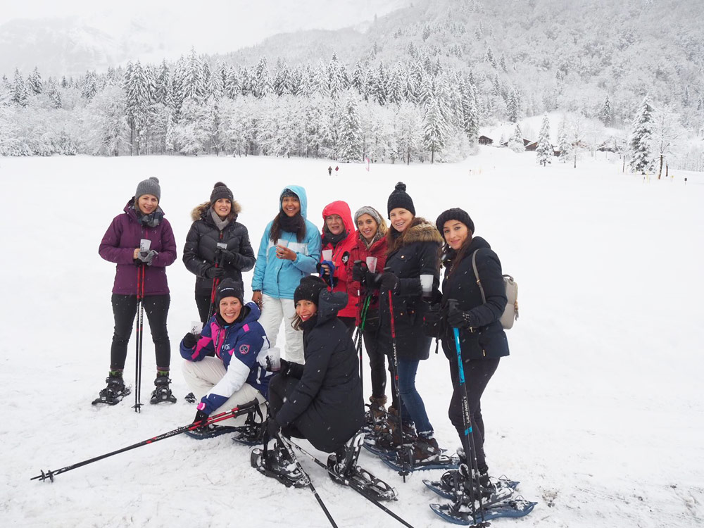sonrisa feiert eine sportliche Premiere in Schneeschuhen während der Wanderung durch Sixt Fer a Cheval.