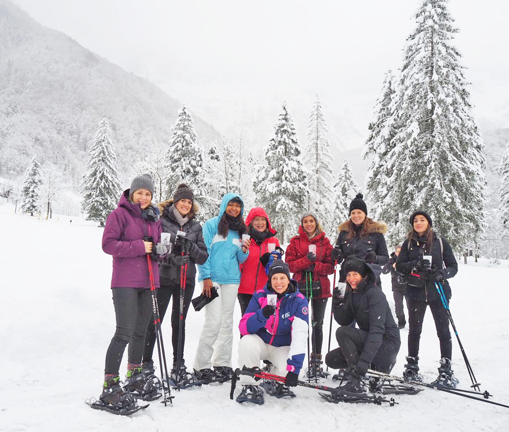 sonrisa feiert eine sportliche Premiere in Schneeschuhen während der Wanderung durch Sixt Fer a Cheval.