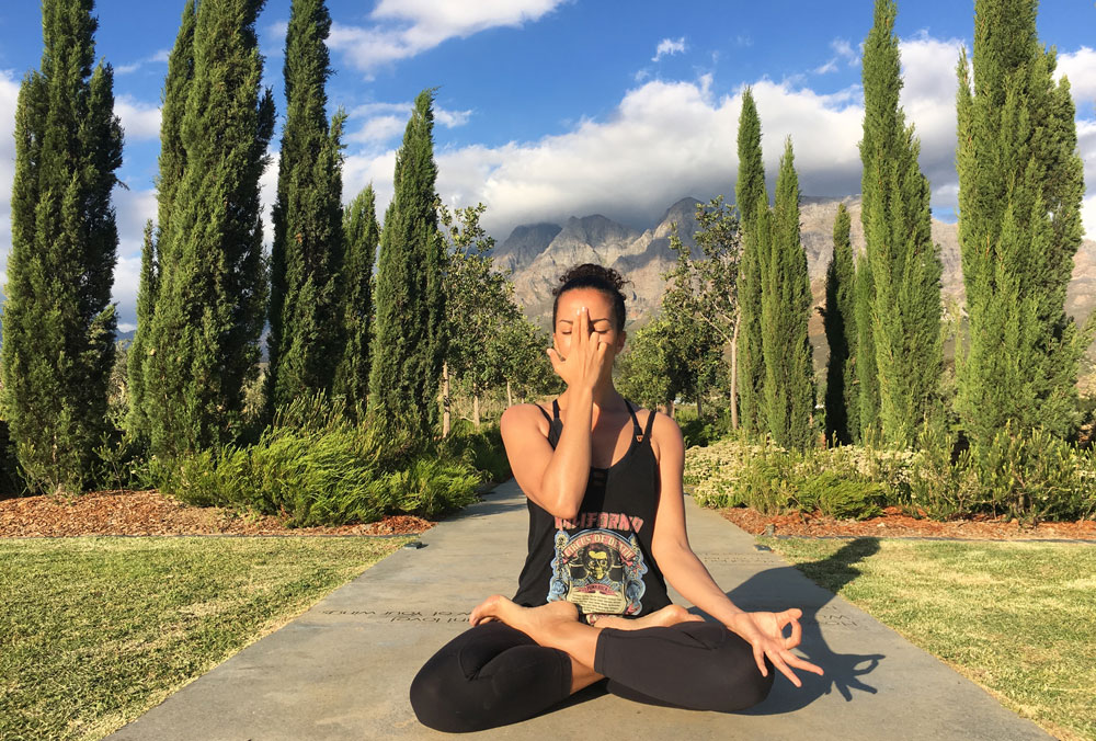 Hello new year, goodbye hangover: Auf sonrisa.ch zeigt Dir Yoga-Expertin Deddou in einem exklusiven Video, wie Du mit der Reinigungsatmung wieder ins Gleichgewicht kommst nach der rauschenden Silvesternacht.