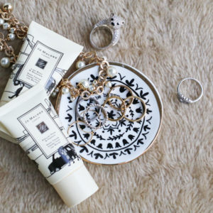 Sie sind klein, duften herrlich und pflegen die Hände: Vorhang auf für das neue Hand Cream Trio von Jo Malone London.