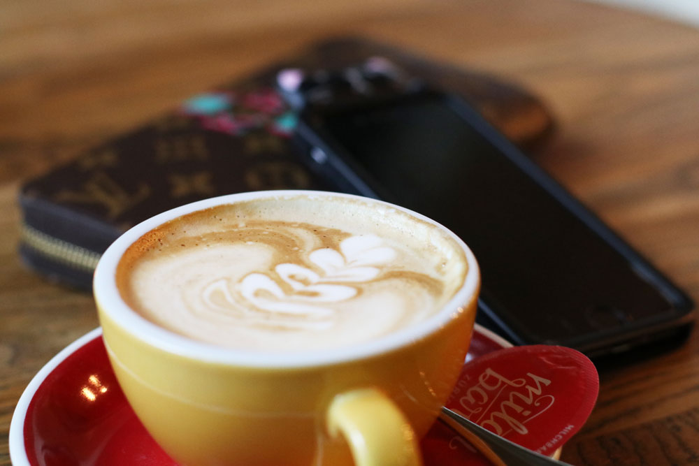 Bloggerin Katrin Roth über einer ihrer Lieblingsorte zum Kaffee trinken in Zürich. 