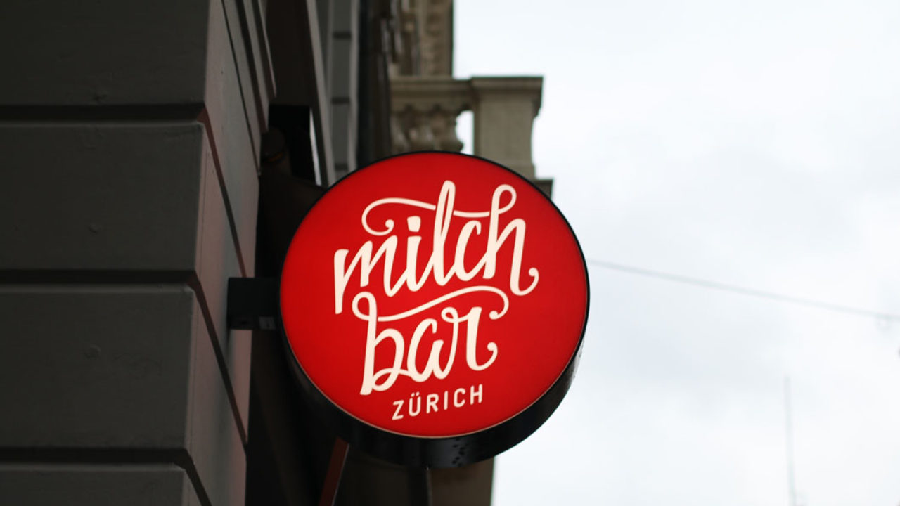 Bloggerin Katrin Roth über einer ihrer Lieblingsorte zum Kaffee trinken in Zürich.