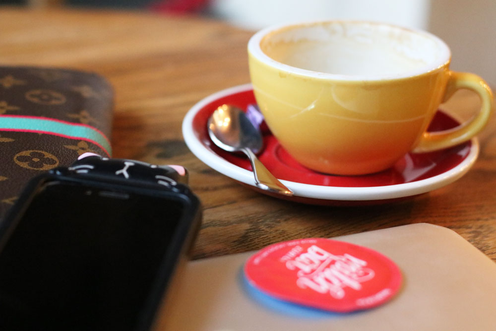 Bloggerin Katrin Roth über einer ihrer Lieblingsorte zum Kaffee trinken in Zürich. 