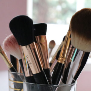 Schminkpinsel reinigen leicht gemacht: auf sonrisa.ch gibt es die besten Tipps für saubere Pinsel
