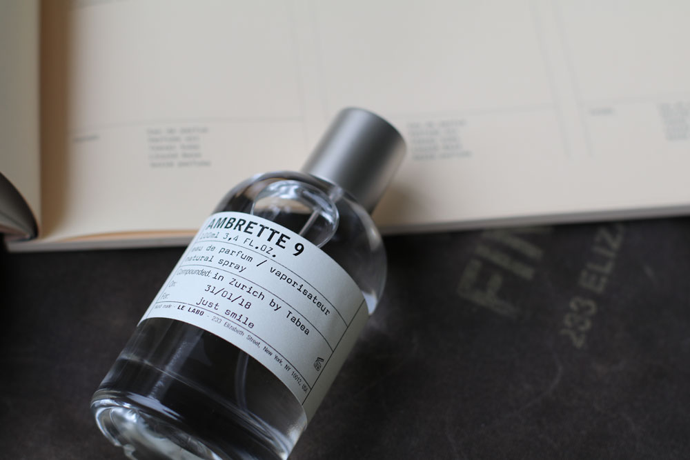 Auf sonrisa gibt es einen Einblick in das Duft-Universum von Le Labo Parfums. 