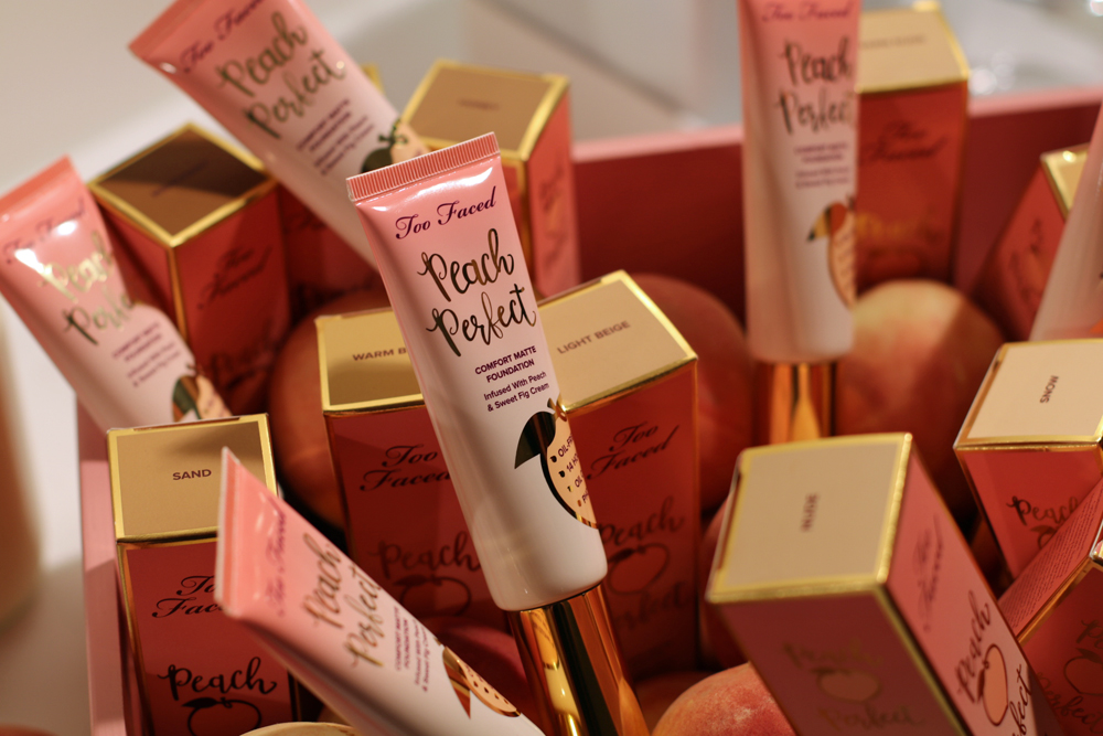 Auf sonrisa.ch zum angucken und gewinnen: die Produkte der neuen Peaches and Cream Kollektion von Too Faced.