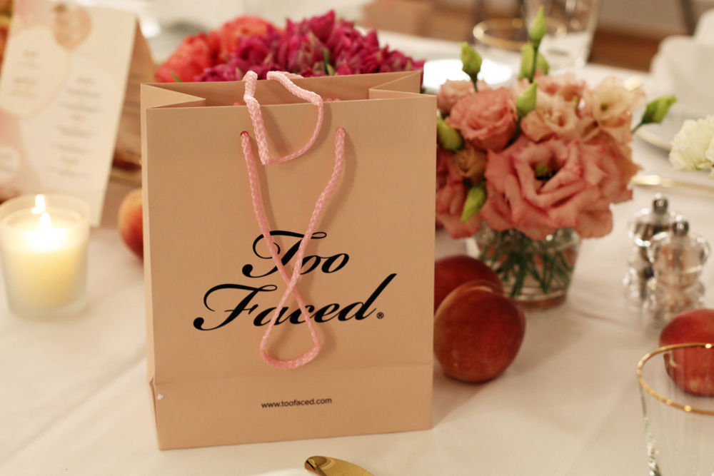 Auf sonrisa.ch zum angucken und gewinnen: die Produkte der neuen Peaches and Cream Kollektion von Too Faced.