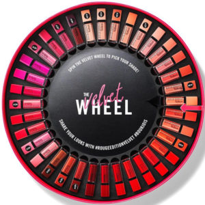 Das Rouge Velvet Glücksrad mit 36 Lippenstiften von Bourjois verwandelt jedes Bad in ein cooles Beauty-Casino!