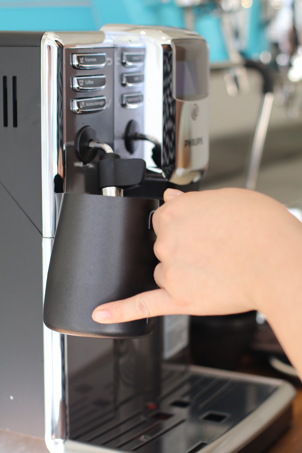 Philips-Botschafterin und Star-Basista Emi zeigt am Beispiel der Philips Kaffeevollautomaten, wie man daheim einen perfekten Cappuccino zubereitet.