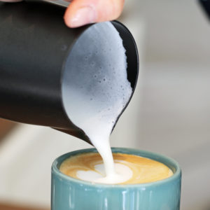 Philips-Botschafterin und Star-Basista Emi zeigt am Beispiel der Philips Kaffeevollautomaten, wie man daheim einen perfekten Cappuccino zubereitet.