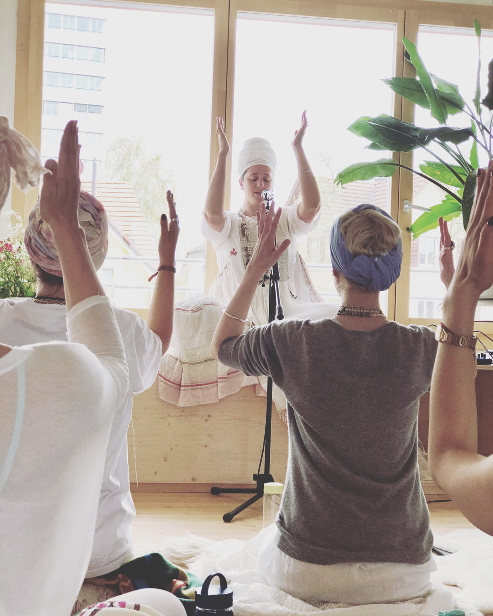 Bloggerin Katrin Roth über ihre erste Kundalini-Yogastunde bei Guru Jagat.