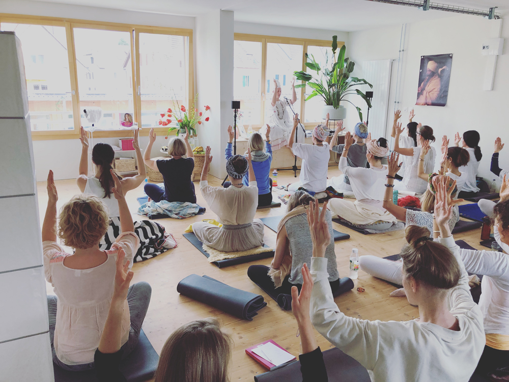 Bloggerin Katrin Roth über ihre erste Kundalini-Yogastunde bei Guru Jagat.