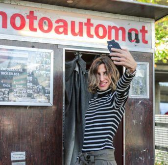 Profi-Fotografin Jehona Abrashi verrät auf sonrisa.ch, wie das perfekte Selfie geling!