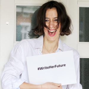 Durch die Partnerschaft mit der humanitären Organisation CARE, die das Programm WRITE HER FUTURE auf drei Kontinenten gleichzeitig einführt, setzt sich Lancôme gegen den Analphabetismus unter jungen Frauen weltweit ein.