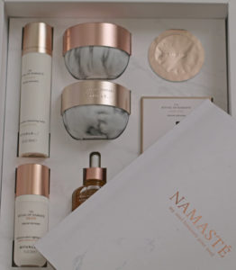 Alles (aber wirklich alles), was Du über die neue Gesichtspflegelinie The Rituals of Namaste von Rituals wissen musst, erfährst Du auf sonrisa.ch.