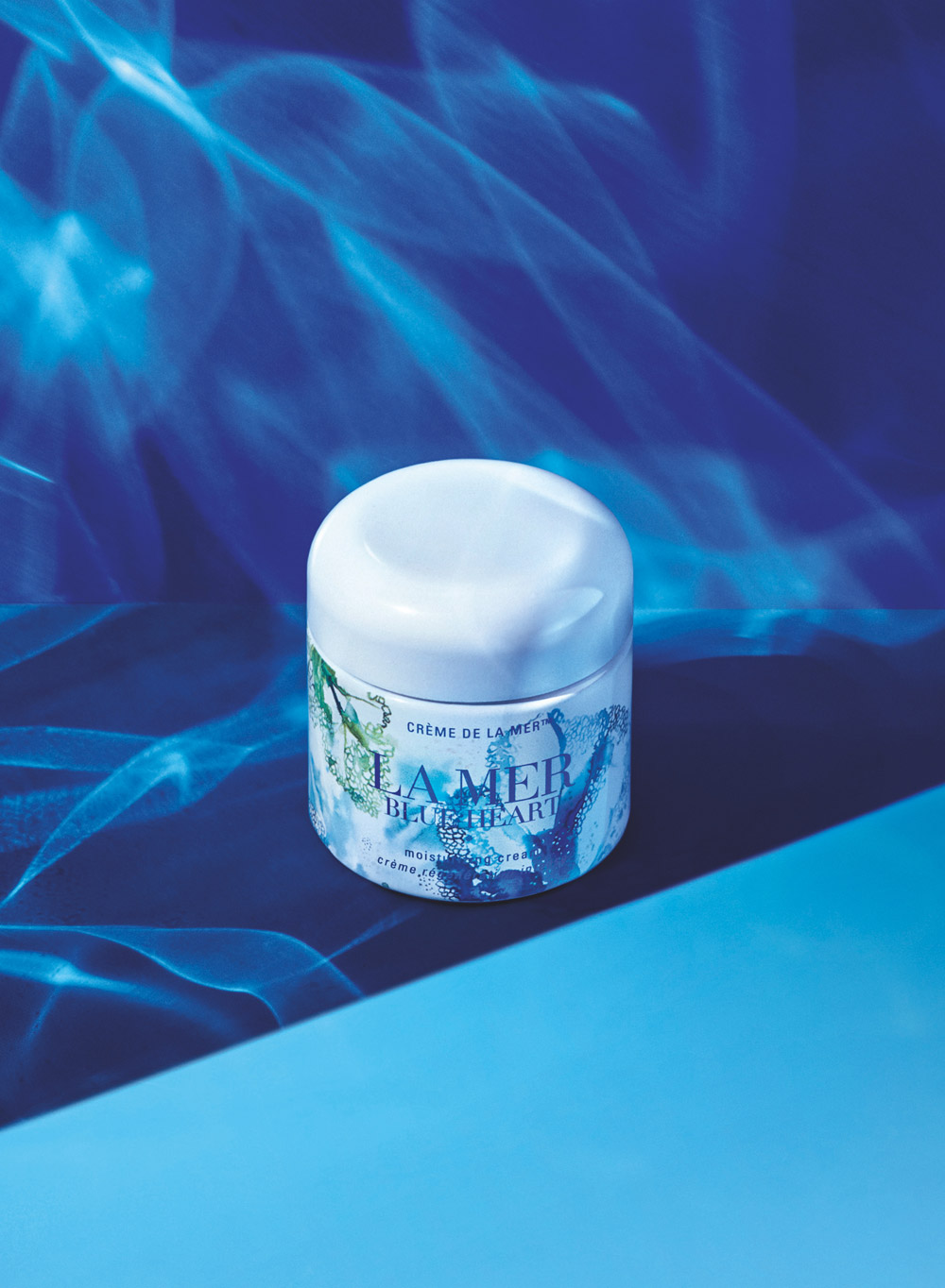 mit dem Kauf der limitierten Blue Heart Limited-Edition Crème de la Mer tust Du nicht nur Deiner Haut etwas gutes, sondern - yay – unterstützst auch grad noch verschiedene Umweltprojekte zum Schutz der Weltmeere.