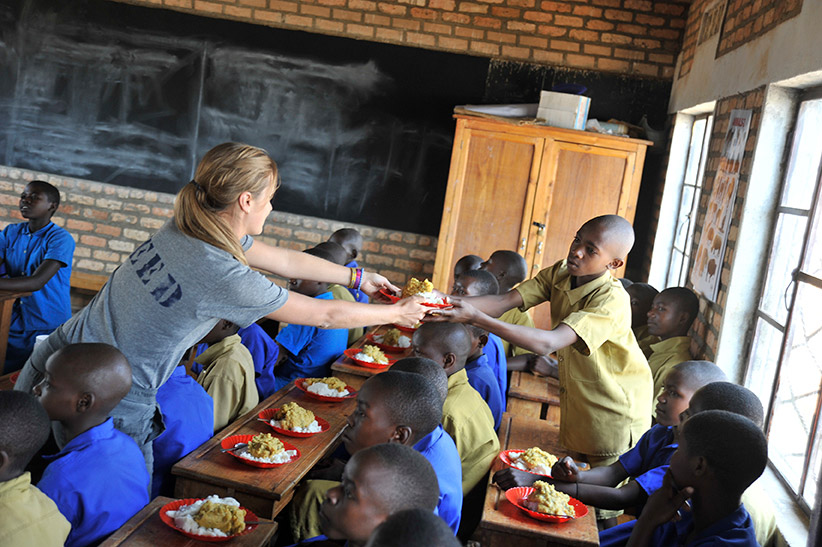 Mit dem Kauf des Clarins Feed Necessaires tut man nicht nur sich selbst, sondern auch anderen etwas Gutes.