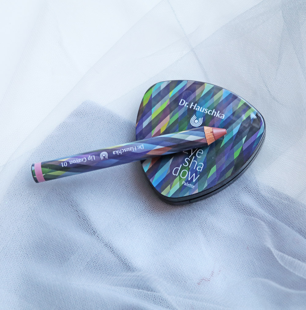 Dr Hauschka Deep Infinity ist inspiriert von der Farbe Türkis, die für Klarheit, Mut und Kraft steht.