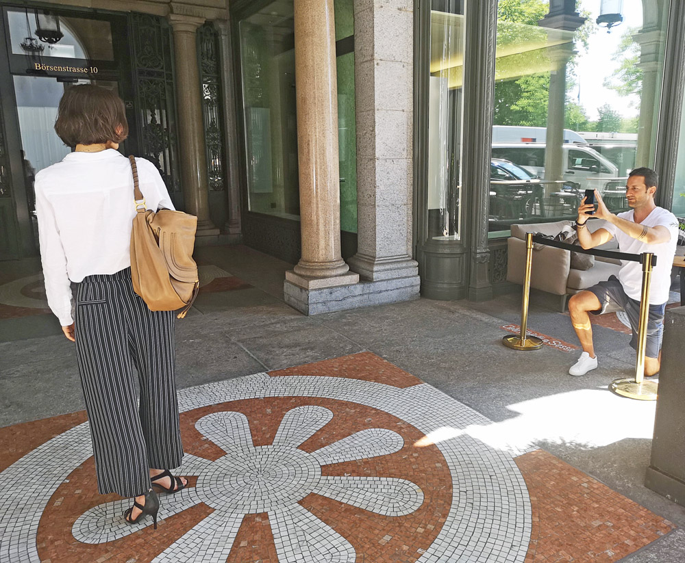 Klick! Klick! Profi-Fotograf David Biedert verrät in der neuen Serie "sonrisa x Huawei: a beginner's guide for the perfect foto", wie man auch als Laie schöne Fotos macht. Ohne Spiegelreflex-Kamera, sondern mit einem Smartphone. Dem neuen Huawei P20 Pro, um genau zu sein, mit dem gemäss Hersteller jedes Bild gelingt.