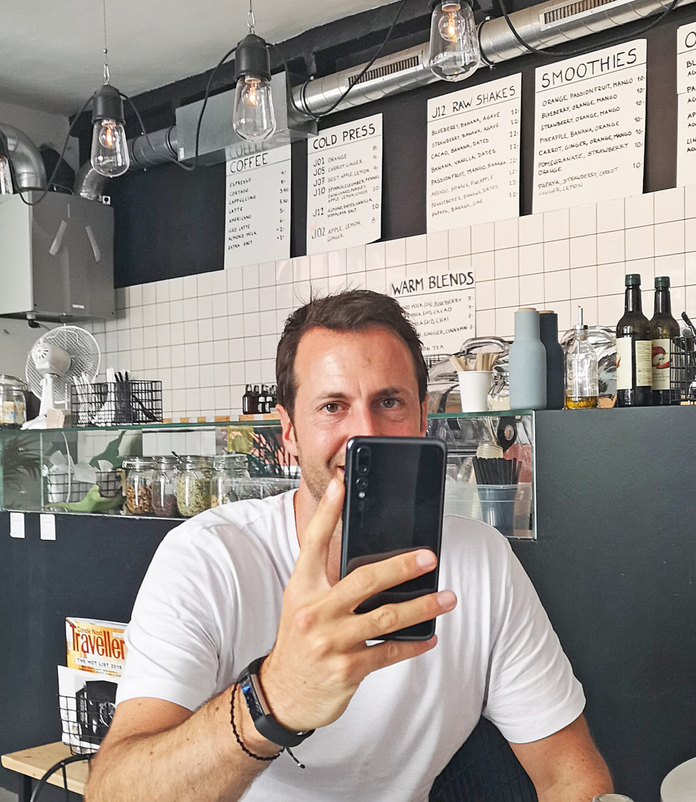 Klick! Klick! Profi-Fotograf David Biedert verrät in der neuen Serie "sonrisa x Huawei: a beginner's guide for the perfect foto", wie man auch als Laie schöne Fotos macht. Ohne Spiegelreflex-Kamera, sondern mit einem Smartphone. Dem neuen Huawei P20 Pro, um genau zu sein, mit dem gemäss Hersteller jedes Bild gelingt.