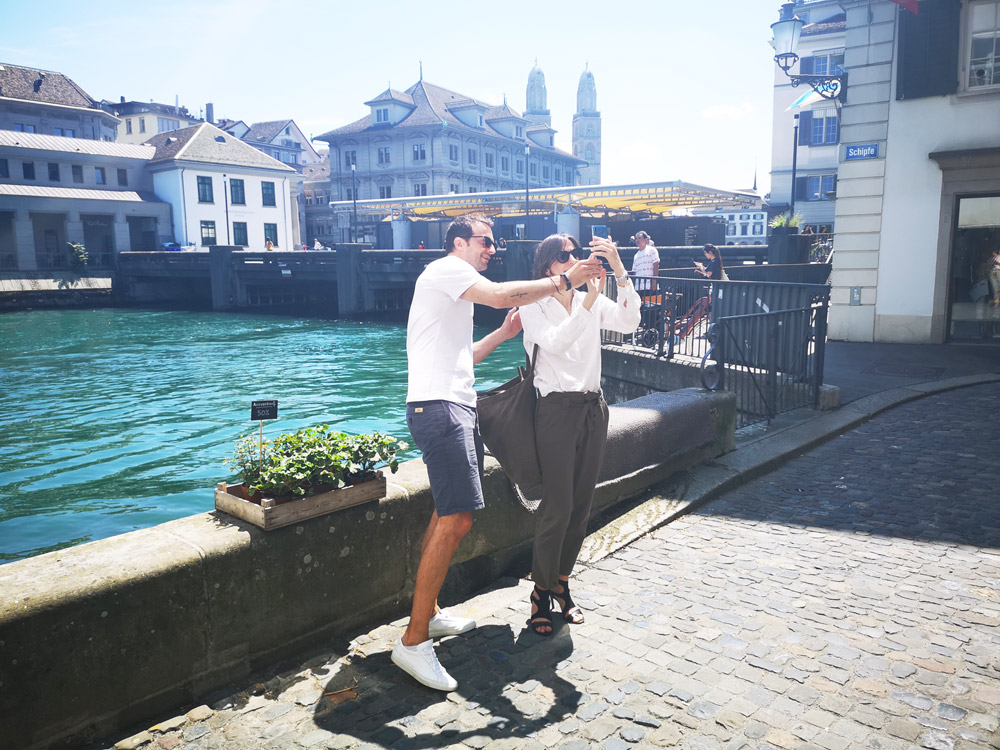 Klick! Klick! Profi-Fotograf David Biedert verrät in der neuen Serie "sonrisa x Huawei: a beginner's guide for the perfect foto", wie man auch als Laie schöne Fotos macht. Ohne Spiegelreflex-Kamera, sondern mit einem Smartphone. Dem neuen Huawei P20 Pro, um genau zu sein, mit dem gemäss Hersteller jedes Bild gelingt.