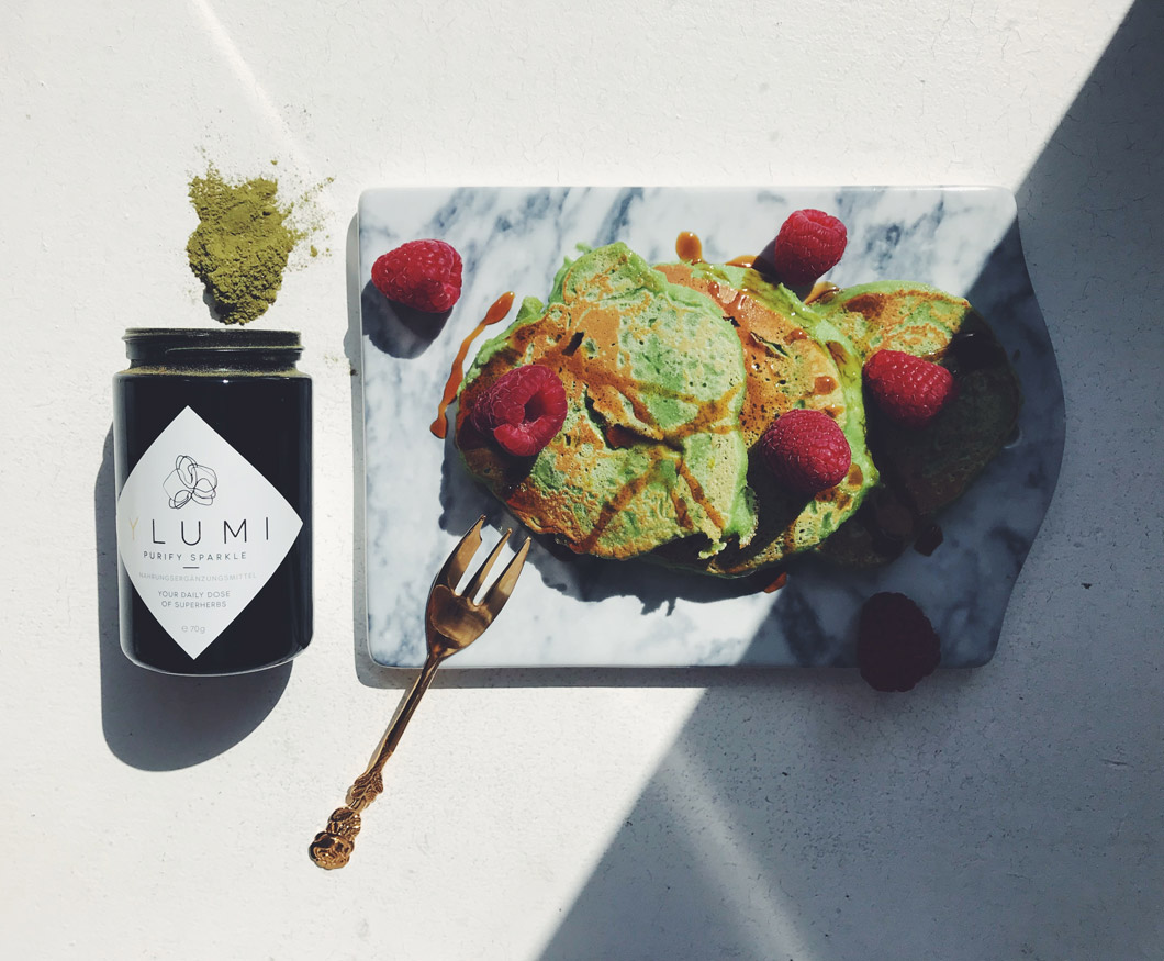 Vegan, ohne Zucker und so lecker: die Ylumi Purify Pancakes mit integriertem Beauty-Bonus. 