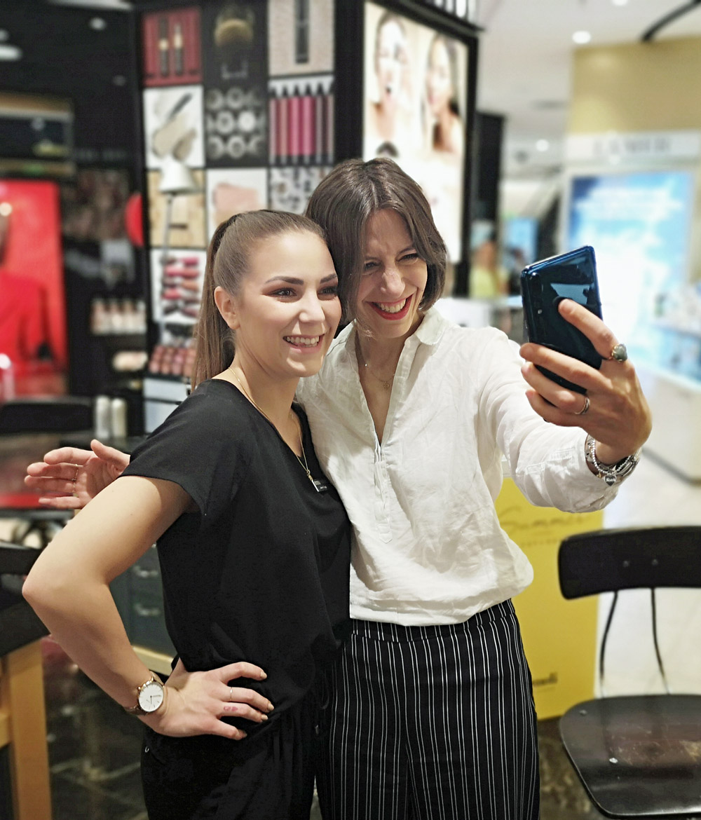 Klick! Klick! Profi-Fotograf David Biedert verrät in der neuen Serie "sonrisa x Huawei: a beginner's guide for the perfect foto", wie man mit dem neuen Huawei P20 Pro das perfekte Selfie schafft.