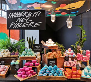 sonrisa war im weltweit ersten Lush Naked Store in Mailand und hat Dir nicht nur viele Bilder, sondern auch ihre nackten Beauty-Favoriten mitgebracht.