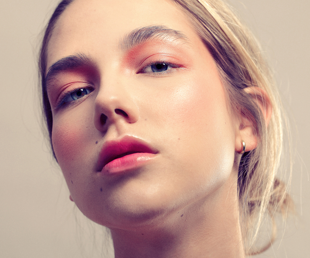 Pinsel? Braucht es nicht (immer). Denn Makeup Artist Sandra Gimmel verrät auf sonrisa, mit welchen Produkten ein richtig gutes No-Brush-Makeup besonders gut gelingt.
