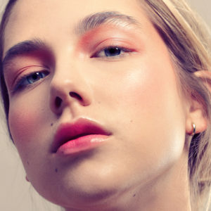 Makeup Artist Sandra Gimmel verrät auf sonrisa, mit welchen Produkten ein gutes No-Brush-Makeup besonders gut gelingt.