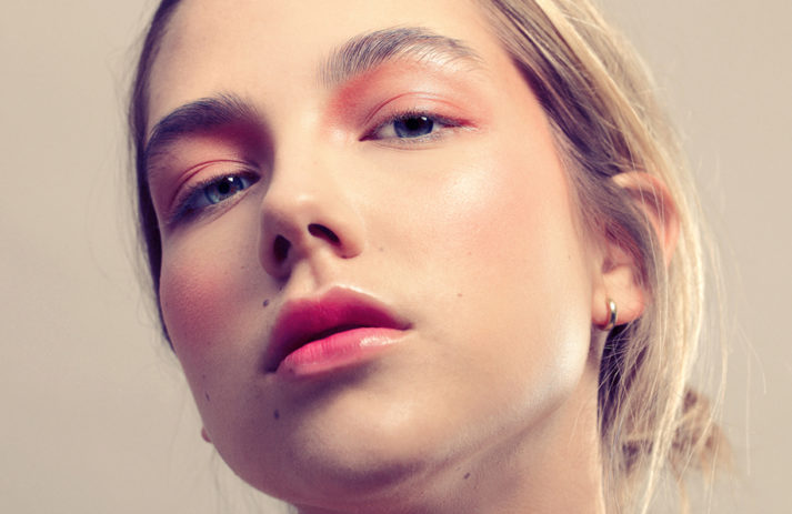 Makeup Artist Sandra Gimmel verrät auf sonrisa, mit welchen Produkten ein gutes No-Brush-Makeup besonders gut gelingt.