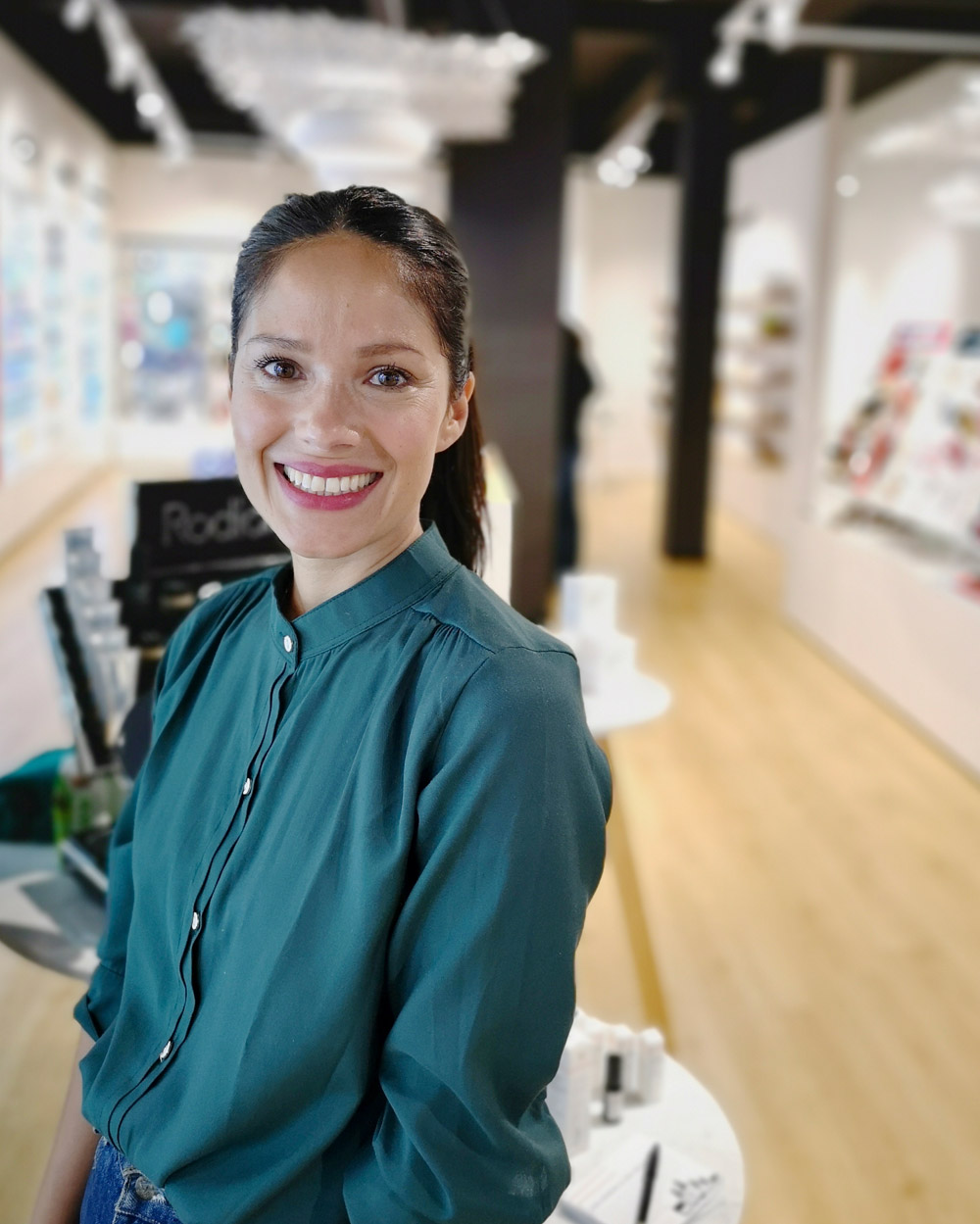 Star-Visagistin und Naturkosmetik-Expertin Lina Hanson verrät die besten Tipps für einen schönen Teint. 