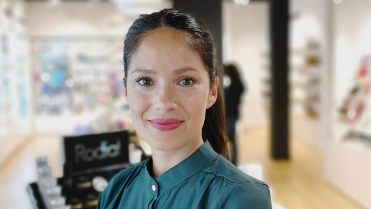 Star-Visagistin und Naturkosmetik-Expertin Lina Hanson verrät exklusiv auf sonrisa die besten Tipps für einen schönen Teint.