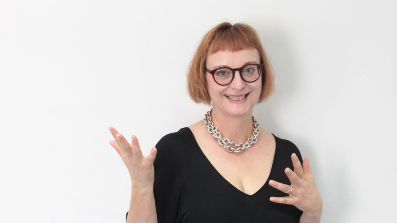 Sie ist seit einer kleinen Ewigkeit in der Beauty-Branche tätig und hat entsprechend viel zu erzählen: Claudia Kundigraber von der PR-Agentur kuk Kommunikatin erzählt auf sonrisa von ihrem Werdegang, Schweizer Kunden – und warum sie als Jugendliche eher für Martin Luther Kind als für Coco Chanel schwärmte.