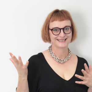 Sie ist seit einer kleinen Ewigkeit in der Beauty-Branche tätig und hat entsprechend viel zu erzählen: Claudia Kundigraber von der PR-Agentur kuk Kommunikatin erzählt auf sonrisa von ihrem Werdegang, Schweizer Kunden – und warum sie als Jugendliche eher für Martin Luther Kind als für Coco Chanel schwärmte.