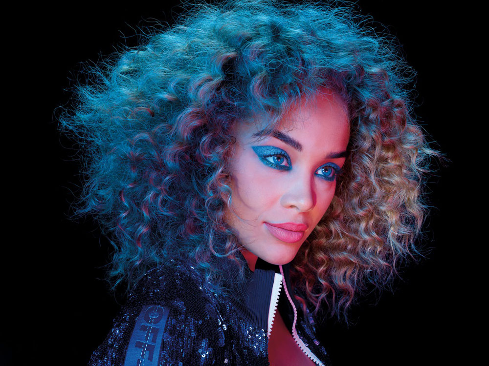 Sie ist Model, Influencerin und das neue Gesicht für die Covershot Palettes von Smashbox: Jasmin Sanders aka Golden Barbie.