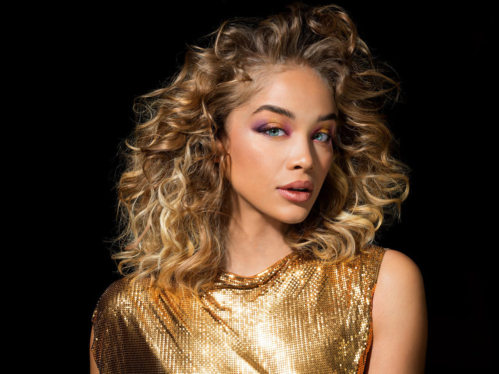 Sie ist Model, Influencerin und das neue Gesicht für die Covershot Palettes von Smashbox: Jasmin Sanders aka Golden Barbie.