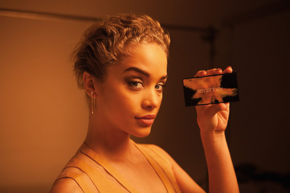 Sie ist Model, Influencerin und das neue Gesicht für die Covershot Palettes von Smashbox: Jasmin Sanders aka Golden Barbie.