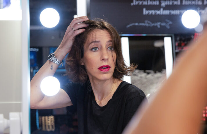 Mitreden erwünscht: in der neuen Rubrik Let's talk bittet sonrisa um Beauty-Tipps. Heute zum Beispiel um Entscheidungshilfe bei der Frage: Sollte das Makeup auf das Outfit abgestimmt werden oder umgekehrt?