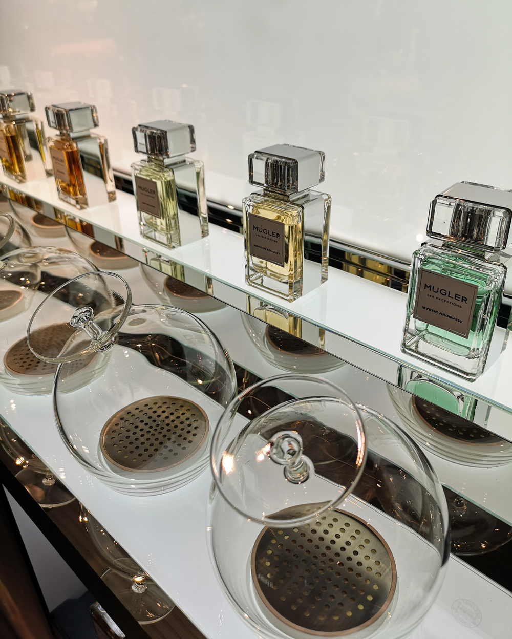 "Zwischen ausserordentlichem Erbe und visionärem Genie": Auf sonrisa erfährst Du alles über die luxuriöse Duftlinie 'Les Exceptions de Mugler'.