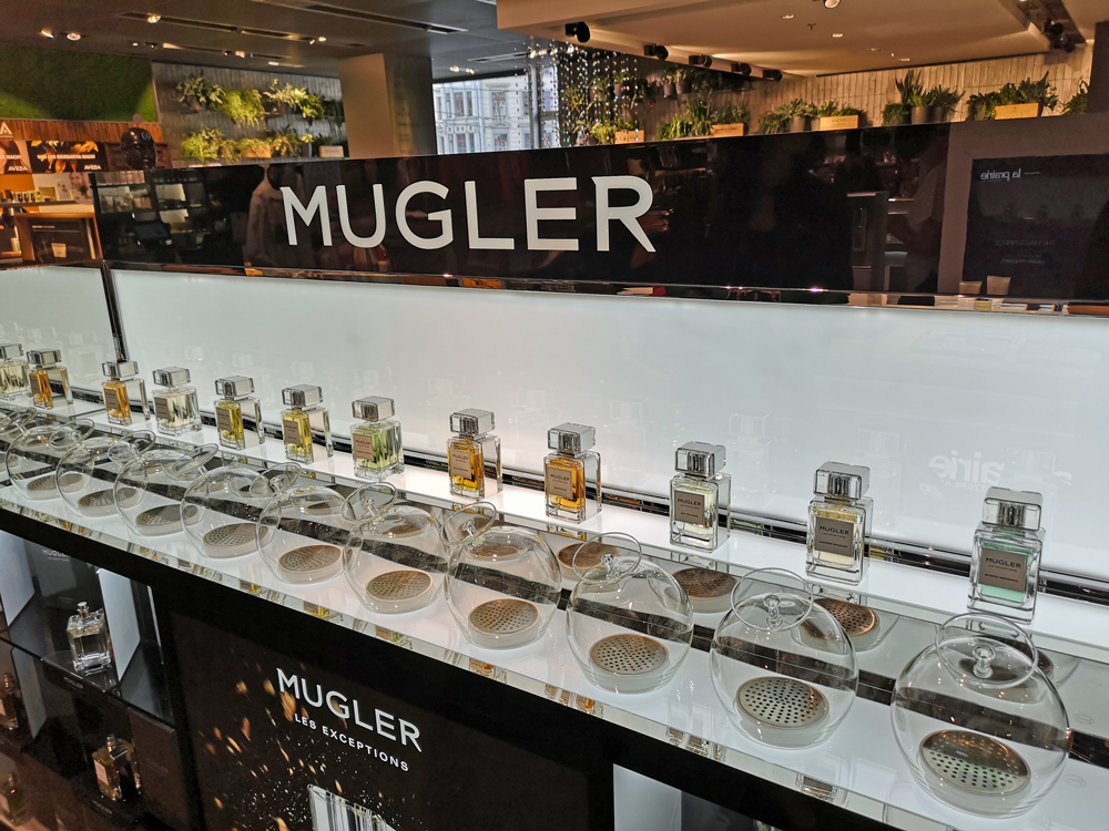 "Zwischen ausserordentlichem Erbe und visionärem Genie": Auf sonrisa erfährst Du alles über die luxuriöse Duftlinie 'Les Exceptions de Mugler'.