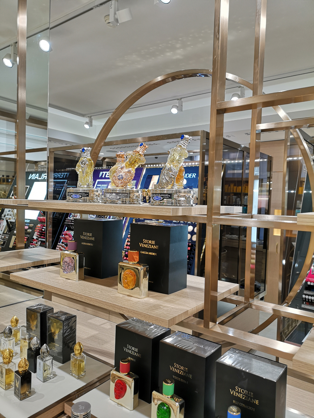 Noch mehr Platz für Nischendüfte und Luxusbeauty: Die Parfümerie Osswald am Paradeplatz ist der happy Place für alle Beauty-Geeks!