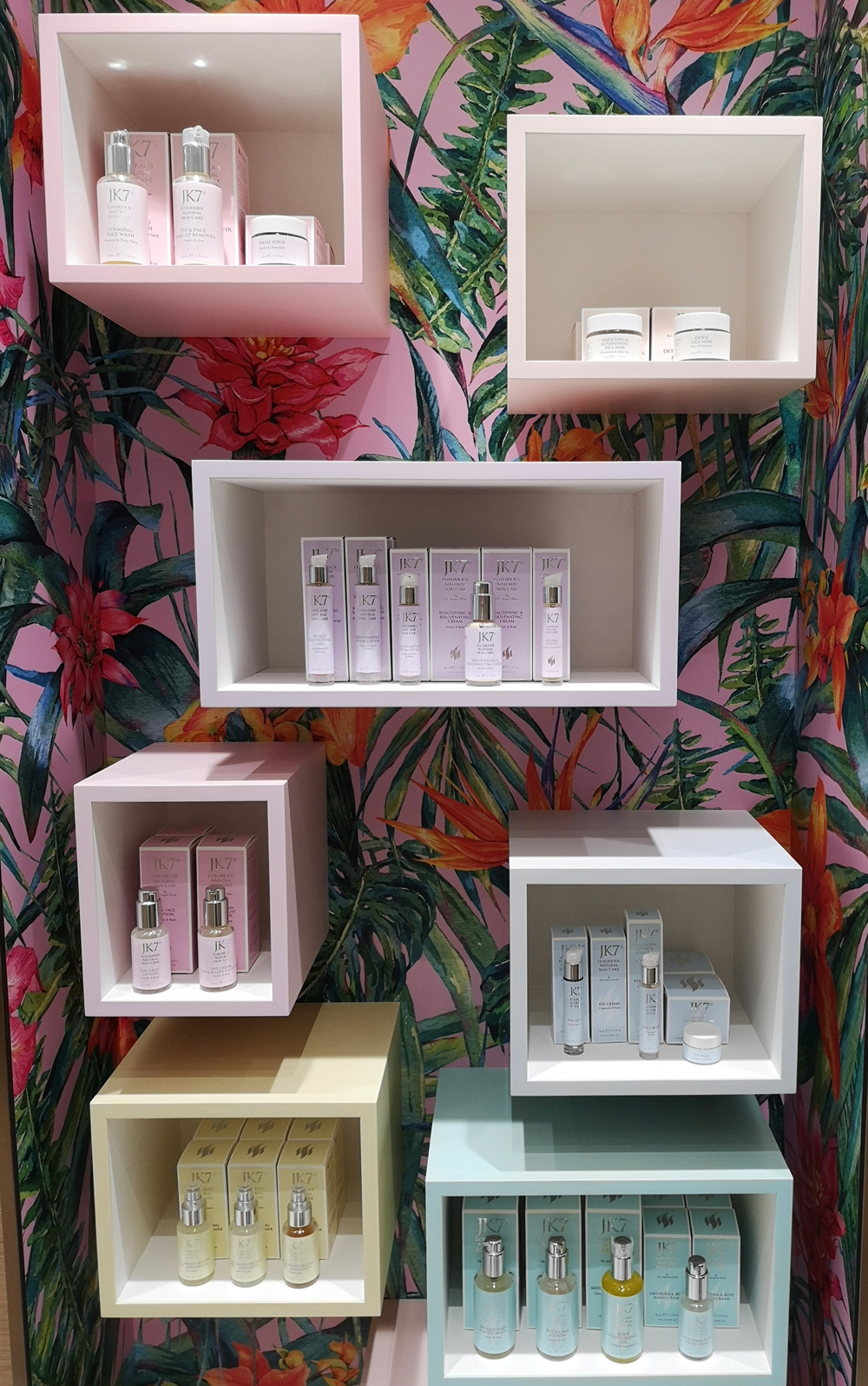 Noch mehr Platz für Nischendüfte und Luxusbeauty: Die Parfümerie Osswald am Paradeplatz ist der happy Place für alle Beauty-Geeks!