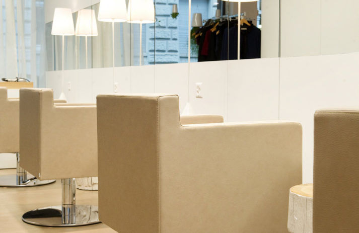 Wie oft sollte man die Haare nachschneiden? Aveda-Friseurin Michael gibt auf sonrisa die Antwort darauf, wo Du auch die neue Aveda-Linie Cherry Almond entdecken kannst.